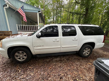 2007–2014 GMC Yukon XL / Chevrolet Suburban / Cadillac Escalade ESV Removable Rear Window Vents